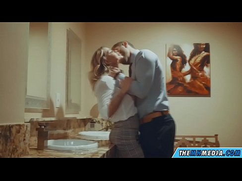 ❤️ Pamene blonde wabusty akunyengererani m'chimbudzi cha anthu onse Zogonana zapamwamba zolaula ny.pornodil.ru